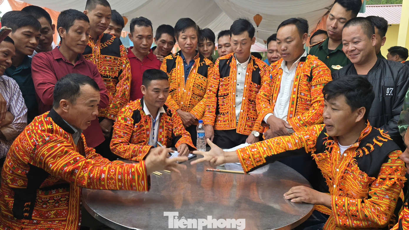 Người dân tộc Dao huyện Lộc Bình, Lạng Sơn phấn khởi thi "Lảy- cỏ" và hoạt động thể thao mừng ngày hội Đại đoàn kết dân tộc (ảnh: Duy Chiến)