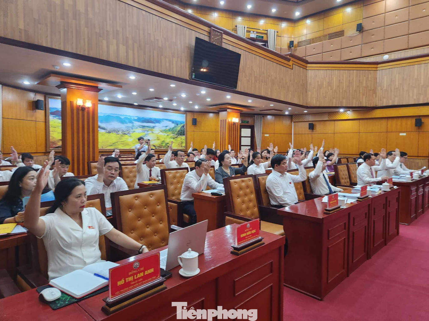 Các đại biểu HĐND tỉnh Lạng Sơn thông qua công tác nhân sự và một số nghị quyết tại kỳ họp. Ảnh: Duy Chiến Các đại biểu HĐND tỉnh Lạng Sơn thông qua công tác nhân sự và một số nghị quyết tại kỳ họp. Ảnh: Duy Chiến