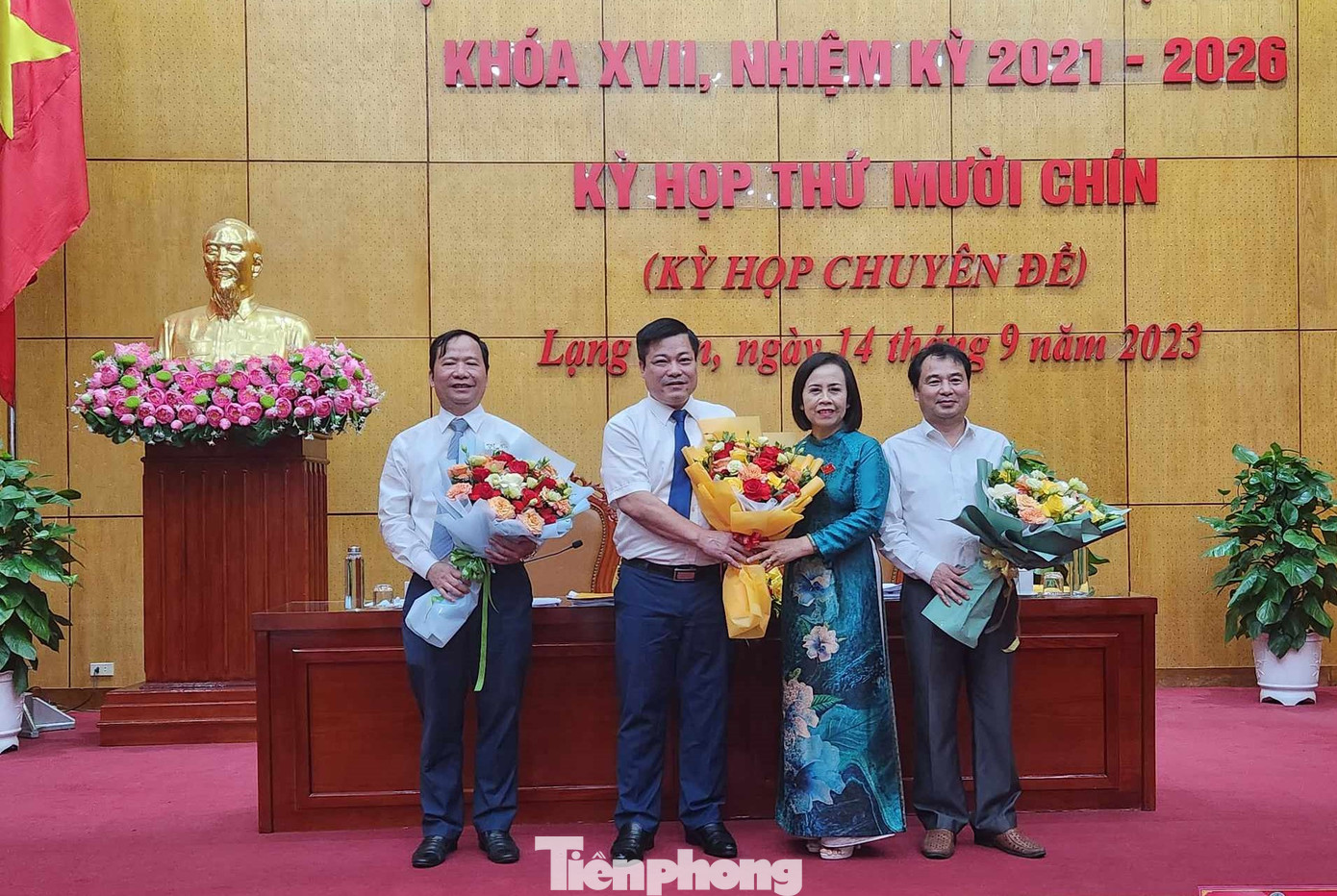 Chủ tịch HĐND tỉnh Lạng Sơn Đoàn Thị Hậu (giữa) tặng hoa các ông, bà vừa được HĐND tỉnh bầu, miễn nhiệm chức vụ Ủy viên UBND tỉnh Lạng Sơn. Ảnh: Duy Chiến