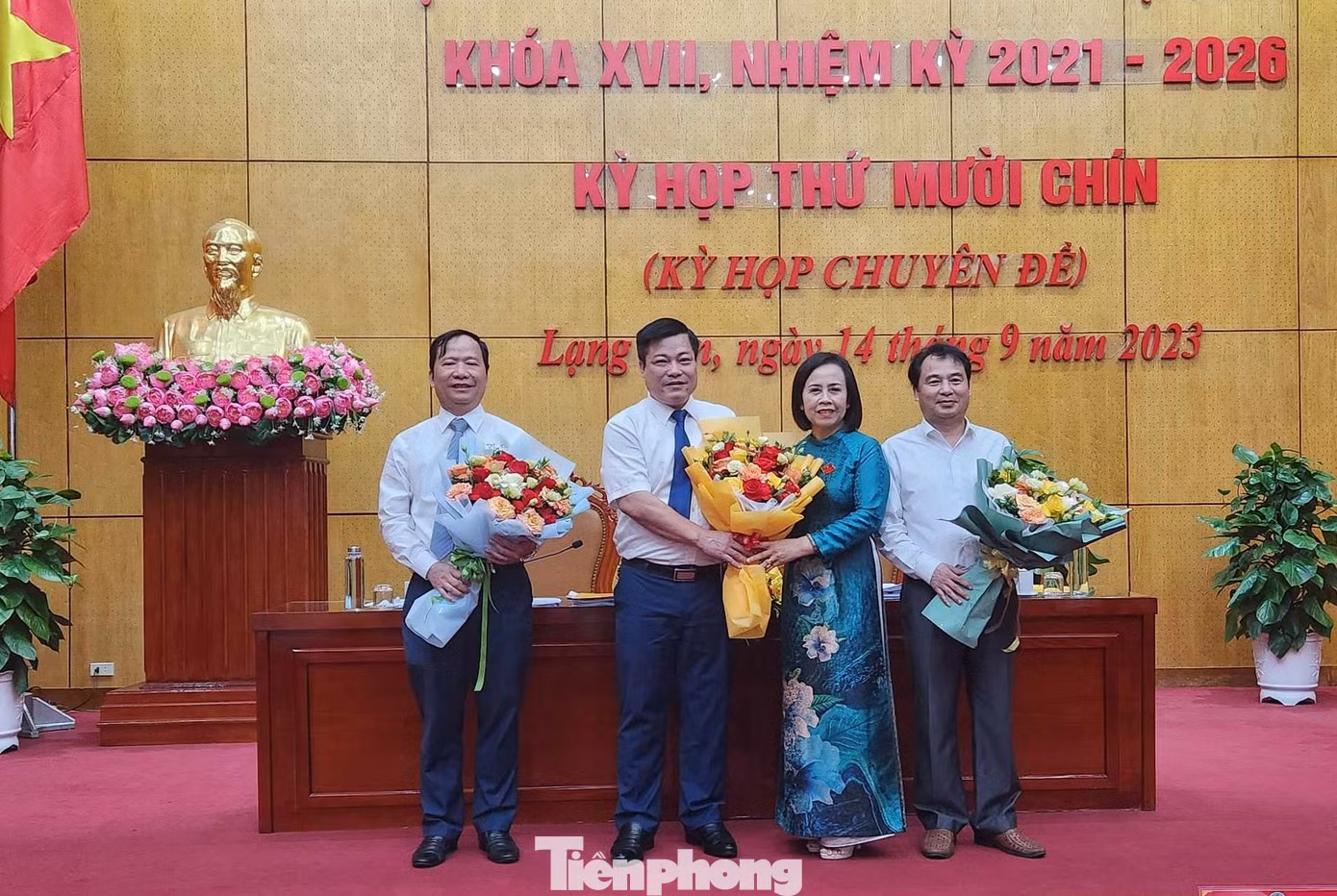 Chủ tịch HĐND tỉnh Lạng Sơn Đoàn Thị Hậu (giữa) tặng hoa các ông, bà vừa được HĐND tỉnh bầu, miễn nhiệm chức vụ Ủy viên UBND tỉnh Lạng Sơn. Ảnh: Duy Chiến