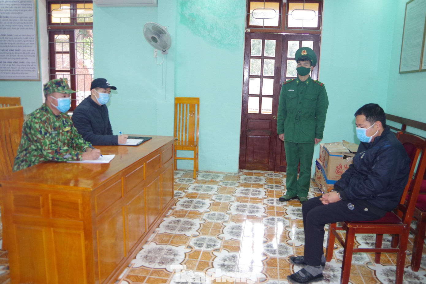 Đối tượng Công (ngoài cùng bìa phải) khai nhận hành vi phạm pháp -Ảnh: Vi Toàn Đối tượng Công (ngoài cùng bìa phải) khai nhận hành vi phạm pháp -Ảnh: Vi Toàn