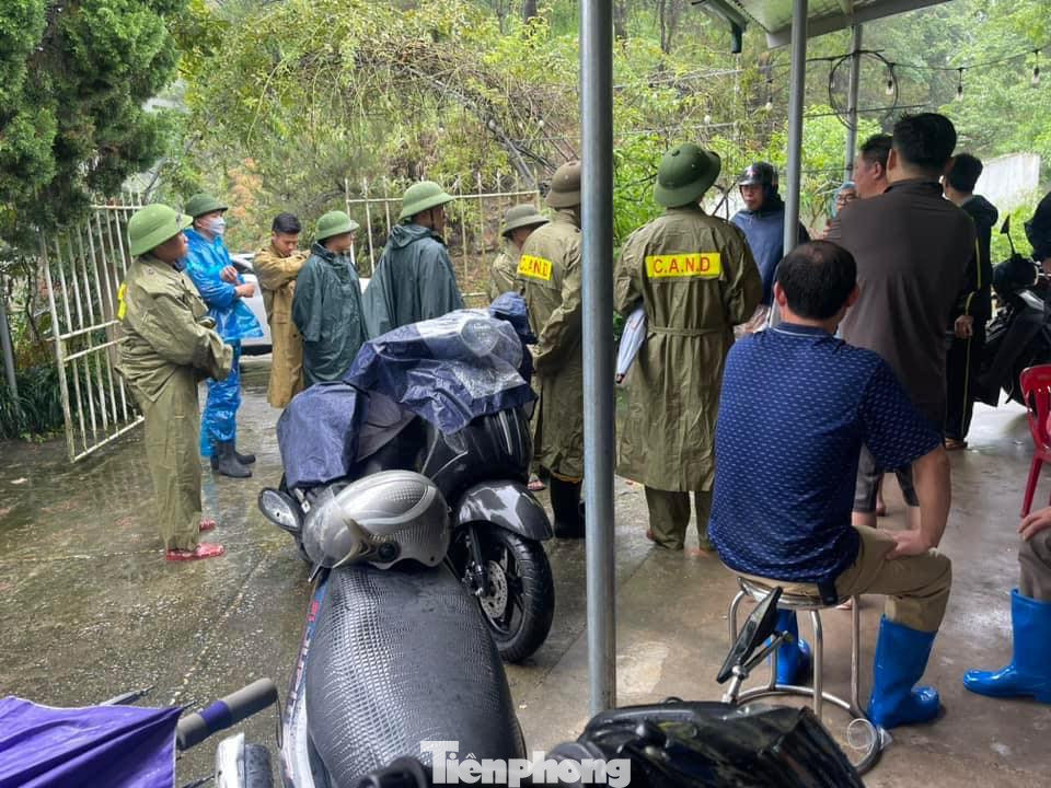 Lực lượng chức năng địa phương vào cuộc tìm kiếm, nhưng đến nay vẫn chưa có kết quả. Ảnh: Duy Chiến Lực lượng chức năng địa phương vào cuộc tìm kiếm, nhưng đến nay vẫn chưa có kết quả. Ảnh: Duy Chiến