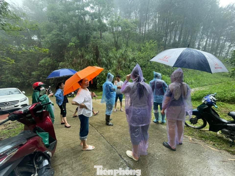Mặc cho các ngày mưa to, lũ lớn gia đình tổ chức tìm kiếm bà Ninh suốt những ngày qua. Ảnh: Duy Chiến Mặc cho các ngày mưa to, lũ lớn gia đình tổ chức tìm kiếm bà Ninh suốt những ngày qua. Ảnh: Duy Chiến