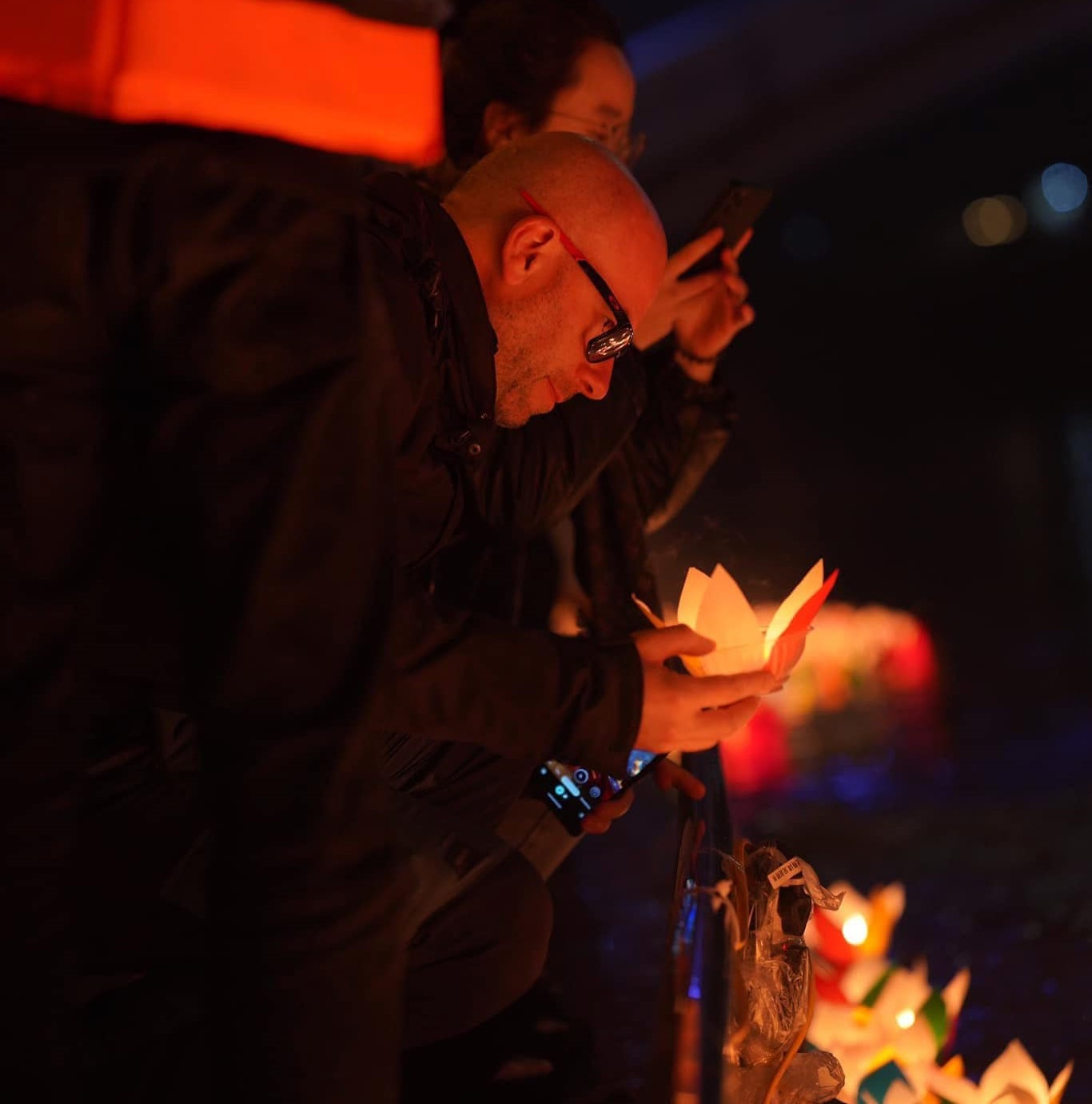 Các du khách ngoại quốc đến xứ Lạng vui xuân, trẩy hội cũng tham gia vào chương trình thả hoa đăng trên sông Kỳ Cùng.