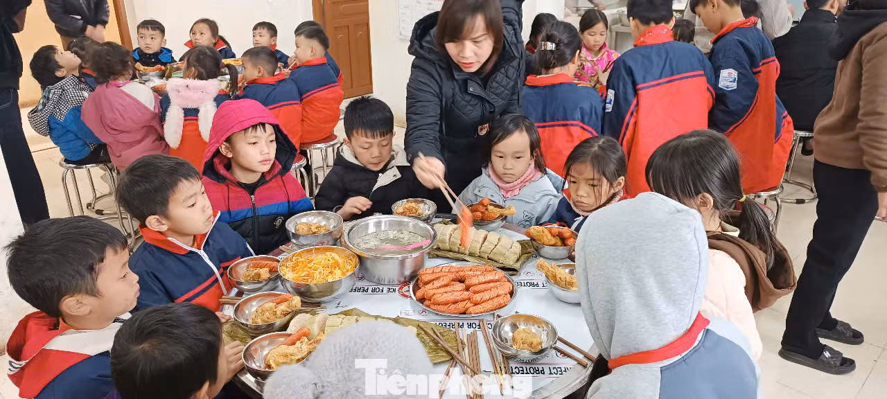Các em học sinh người dân tộc Dao của nhà trường được ăn tết sớm, đủ đầy. Các em học sinh người dân tộc Dao của nhà trường được ăn tết sớm, đủ đầy.