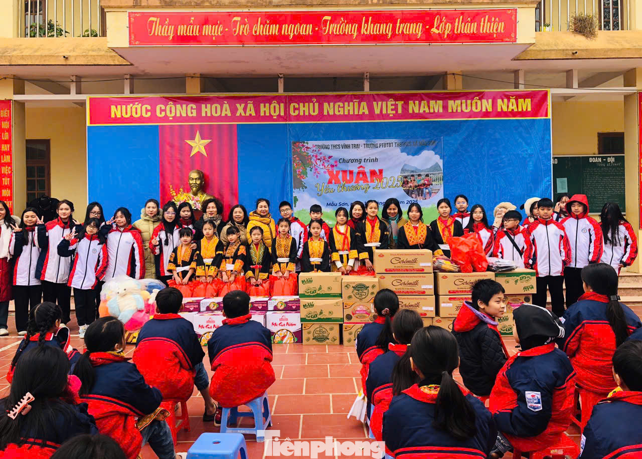 Các em nhận quà về nhà ăn tết. Các em nhận quà về nhà ăn tết.