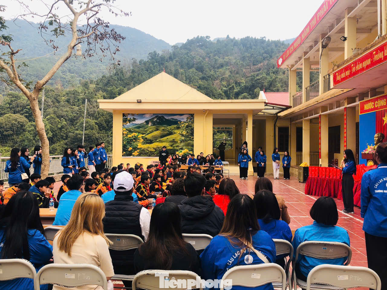 Thanh niên tình nguyện và nhà trường phối hợp tổ chức Tất niên sớm, mừng xuân Ất Tỵ 2025. Thanh niên tình nguyện và nhà trường phối hợp tổ chức Tất niên sớm, mừng xuân Ất Tỵ 2025.