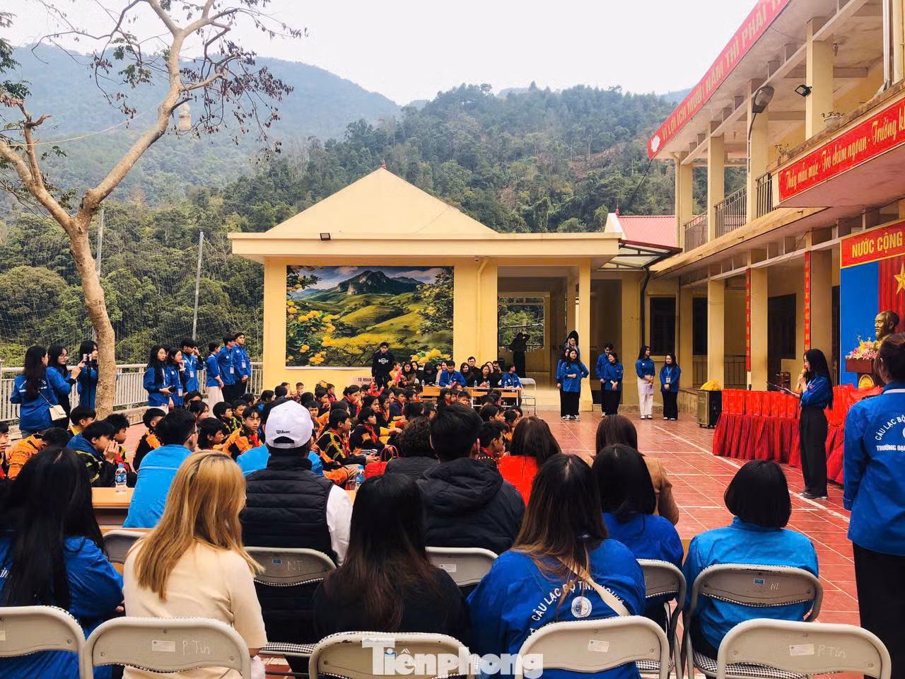 Thanh niên tình nguyện và nhà trường phối hợp tổ chức Tất niên sớm, mừng xuân Ất Tỵ 2025. Thanh niên tình nguyện và nhà trường phối hợp tổ chức Tất niên sớm, mừng xuân Ất Tỵ 2025.