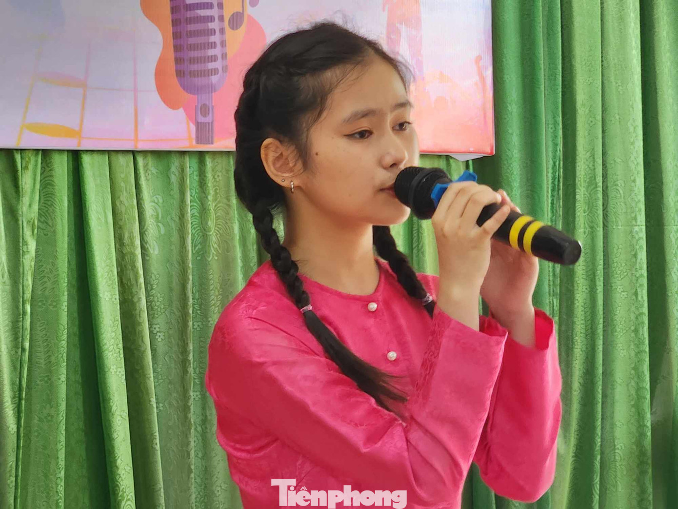 Giới trẻ, đa phần là học sinh Trường THPT nhiệt tình tham gia cuộc thi. Ảnh: Duy Chiến