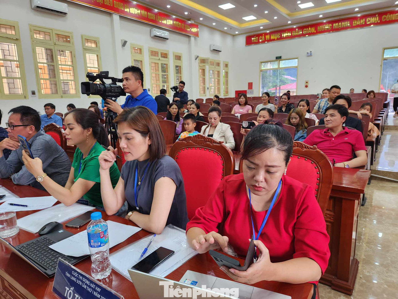 Đông đảo cán bộ, nhân dân xứ Lạng tham dự, cổ vũ cuộc thi. Ảnh: Duy Chiến