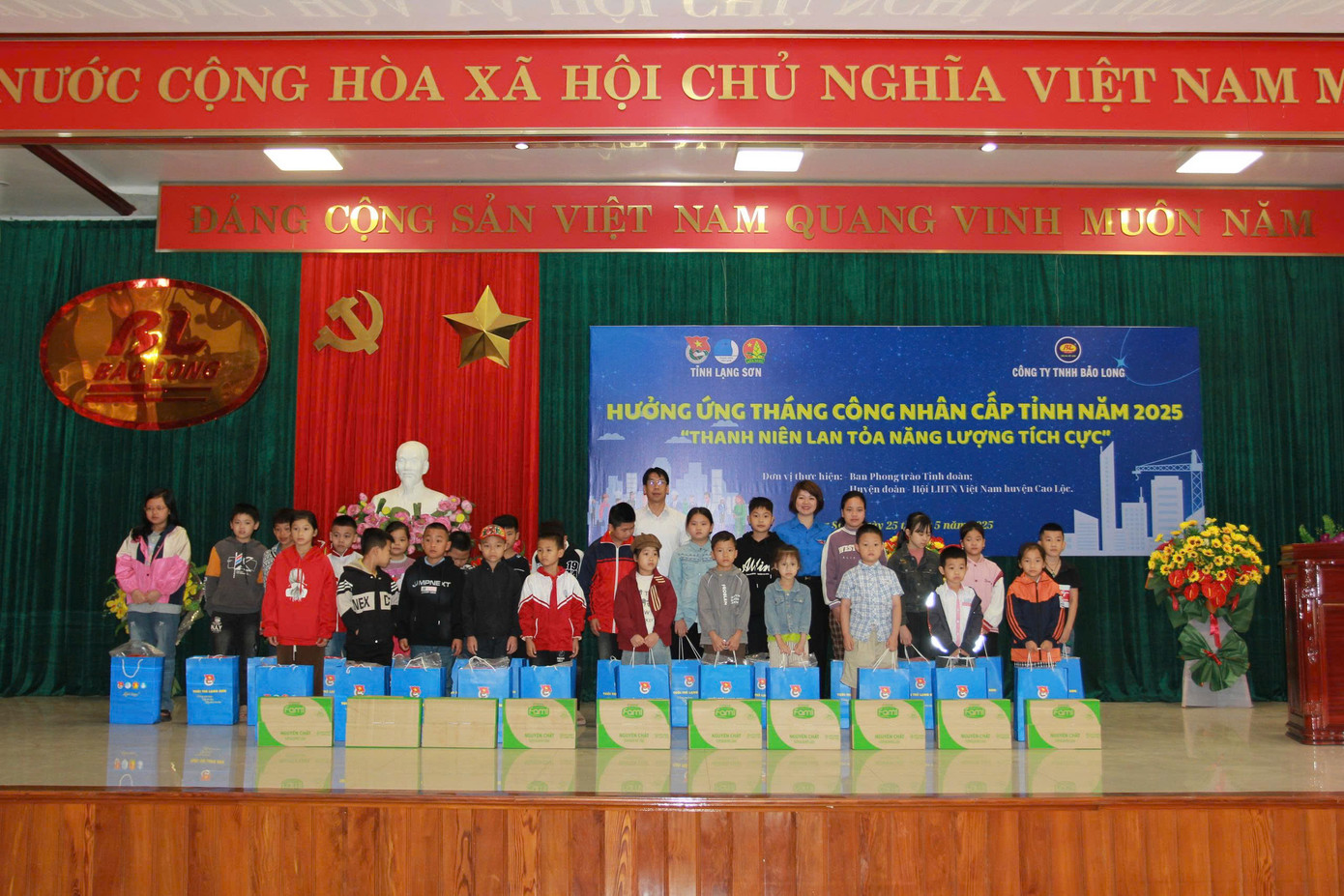 Ban tổ chức trao 30 suất quà cho học sinh là con công nhân ở Lạng Sơn có hoàn cảnh khó khăn. Ban tổ chức trao 30 suất quà cho học sinh là con công nhân ở Lạng Sơn có hoàn cảnh khó khăn.