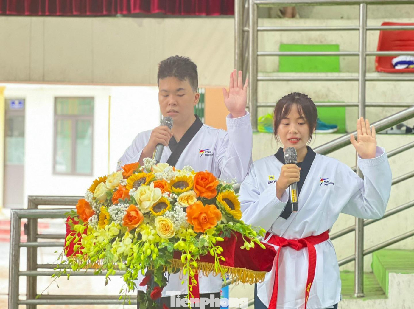 Vận động viên tuyên thệ nỗ lực thi đấu, giành thành tích cao.