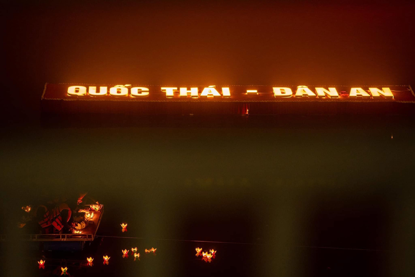 Ánh sáng của hoa đăng cũng tượng trưng cho chân lý, thể hiện ước vọng về năm mới đối với đất nước, quê hương.