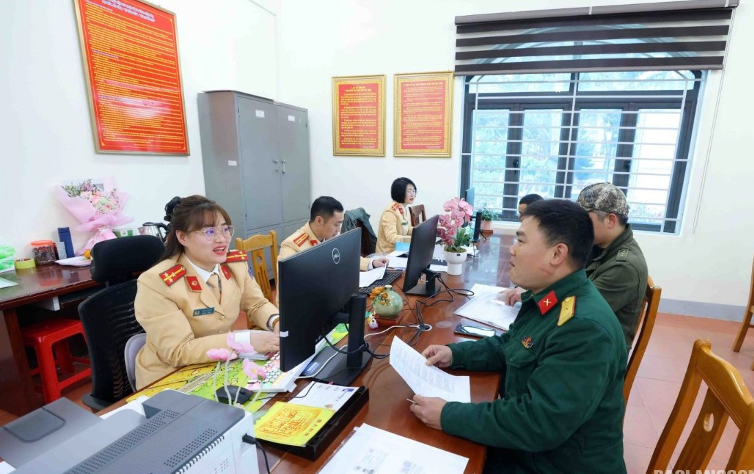 Công dân đến làm thủ tục cấp đổi giấy phép lái xe một cách nhanh chóng, thuận tiện. Ảnh: A.K