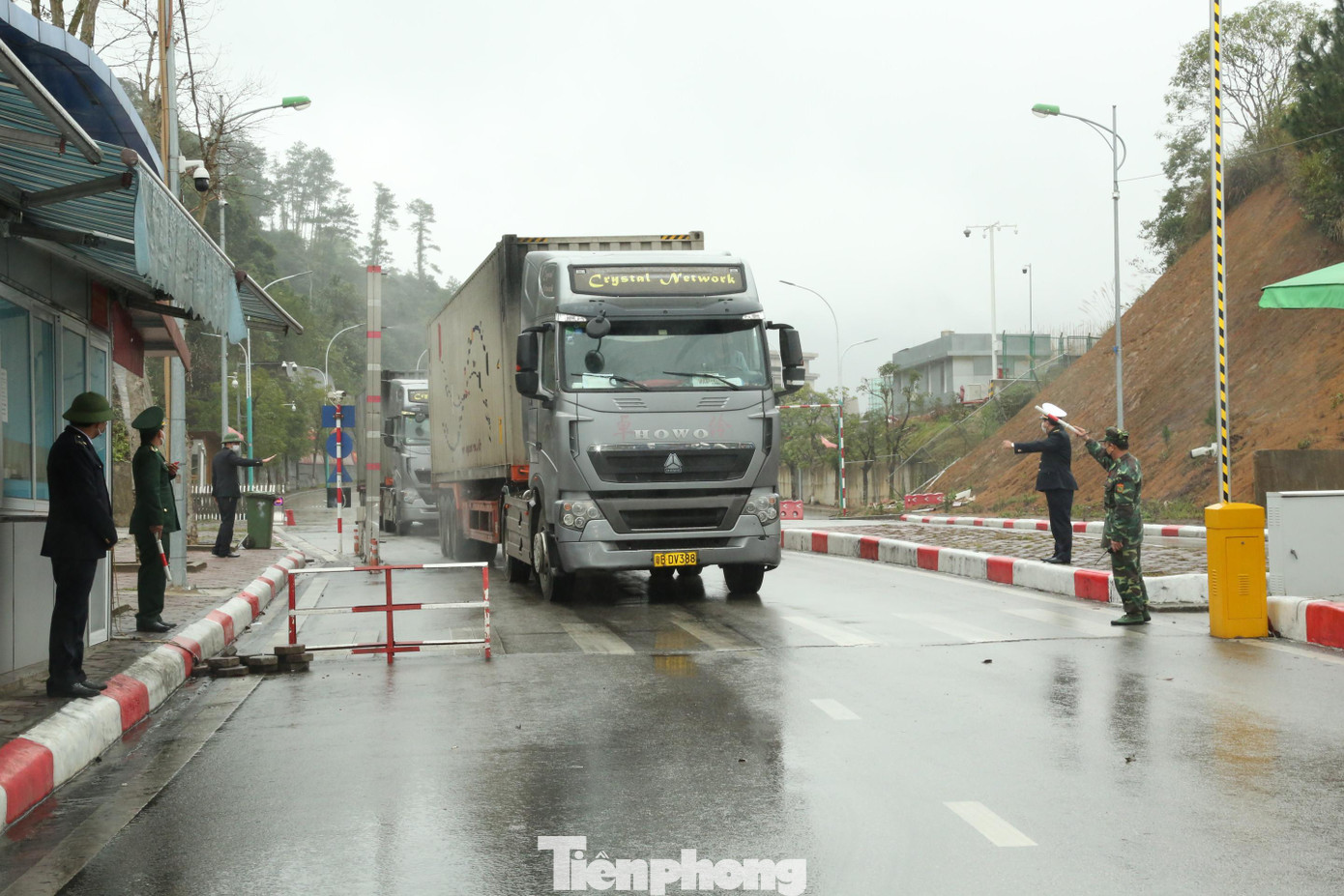 Trong ngày 3/2 có gần 100 xe chở nông sản, hoa quả xuất bán sang Trung Quốc - Ảnh: Duy Chiến