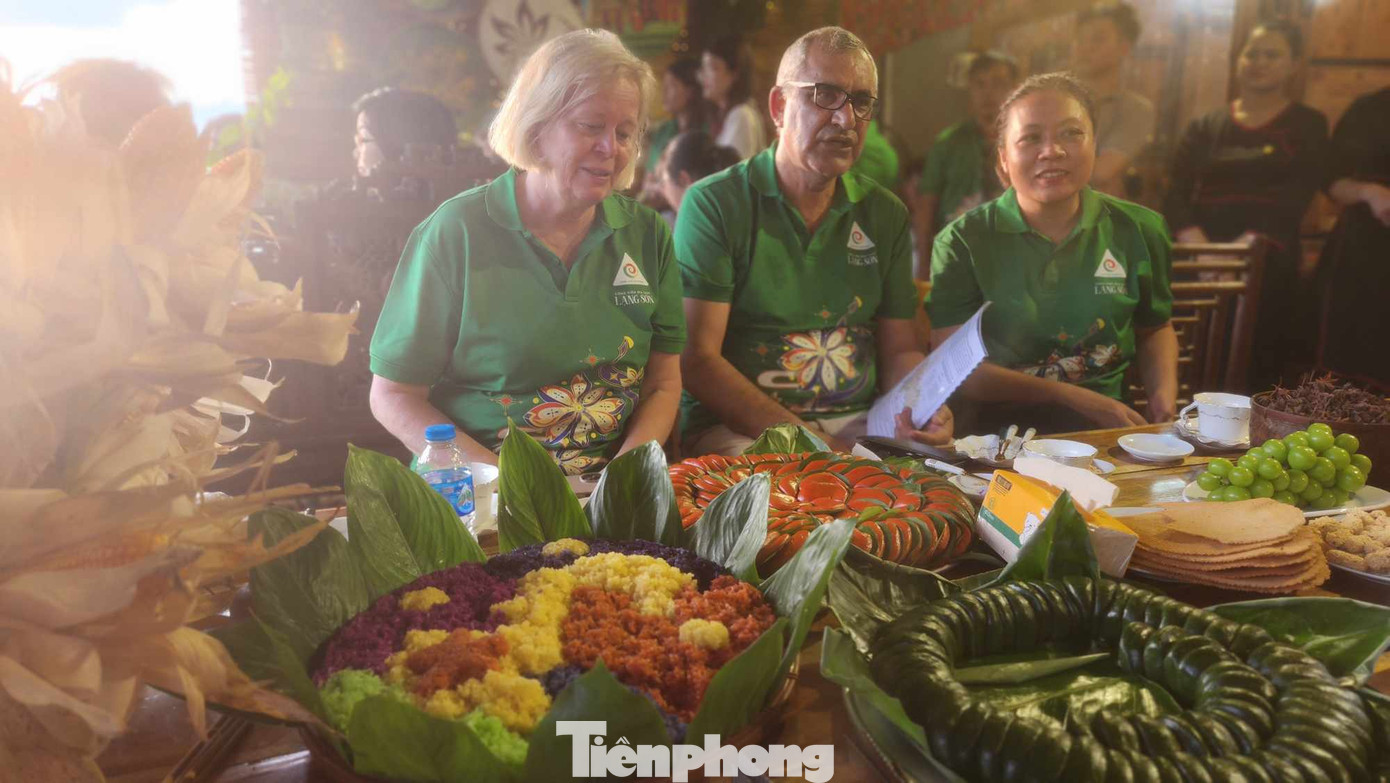 Hai chuyên gia UNESCO hứng thú với các sản phẩm đặc sắc của xứ Lạng. Ảnh: Duy Chiến