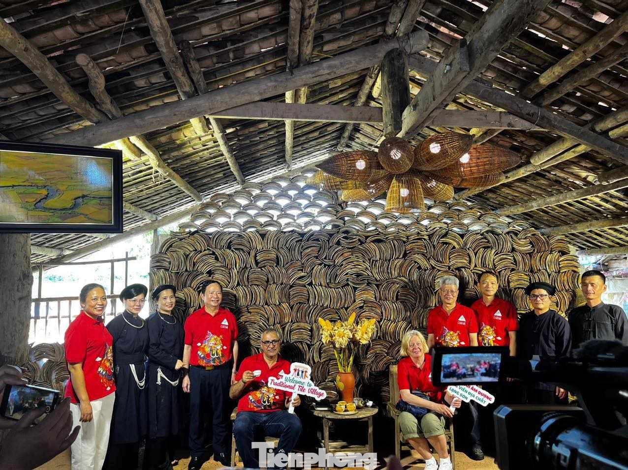 Các chuyên gia UNESCO thăm làng làm ngói âm dương xã Long Đống, huyện Bắc Sơn.