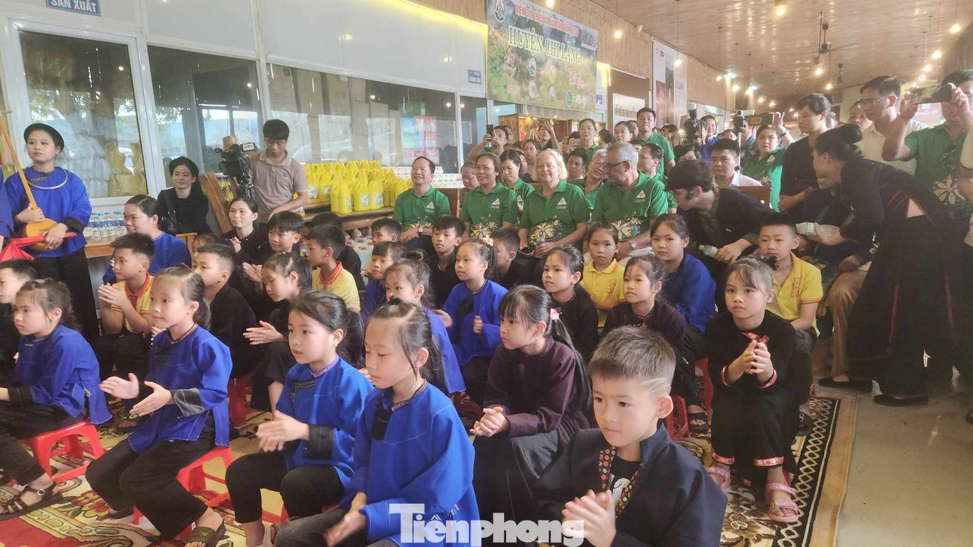 Vốn văn nghệ dân gian vùng miền xứ Lạng được các cháu thiếu nhi thích thú, học hỏi. Ảnh: Duy Chiến