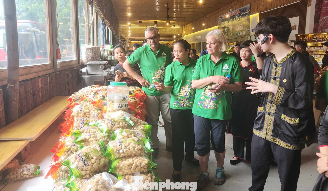 Bánh khẩu sli được chế biến tại Trạm dừng nghỉ Hoa Hồi, huyện Chi Lăng hút khách trong và ngoài nước. Ảnh: Duy Chiến