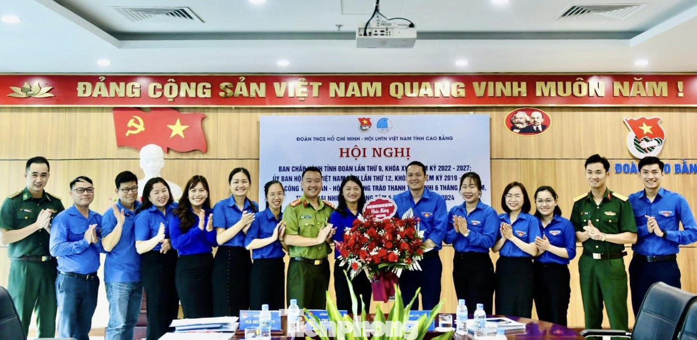 Ban Chấp hành Tỉnh Đoàn Cao Bằng tặng hoa chúc mừng tân Bí thư Triệu Thanh Dung.