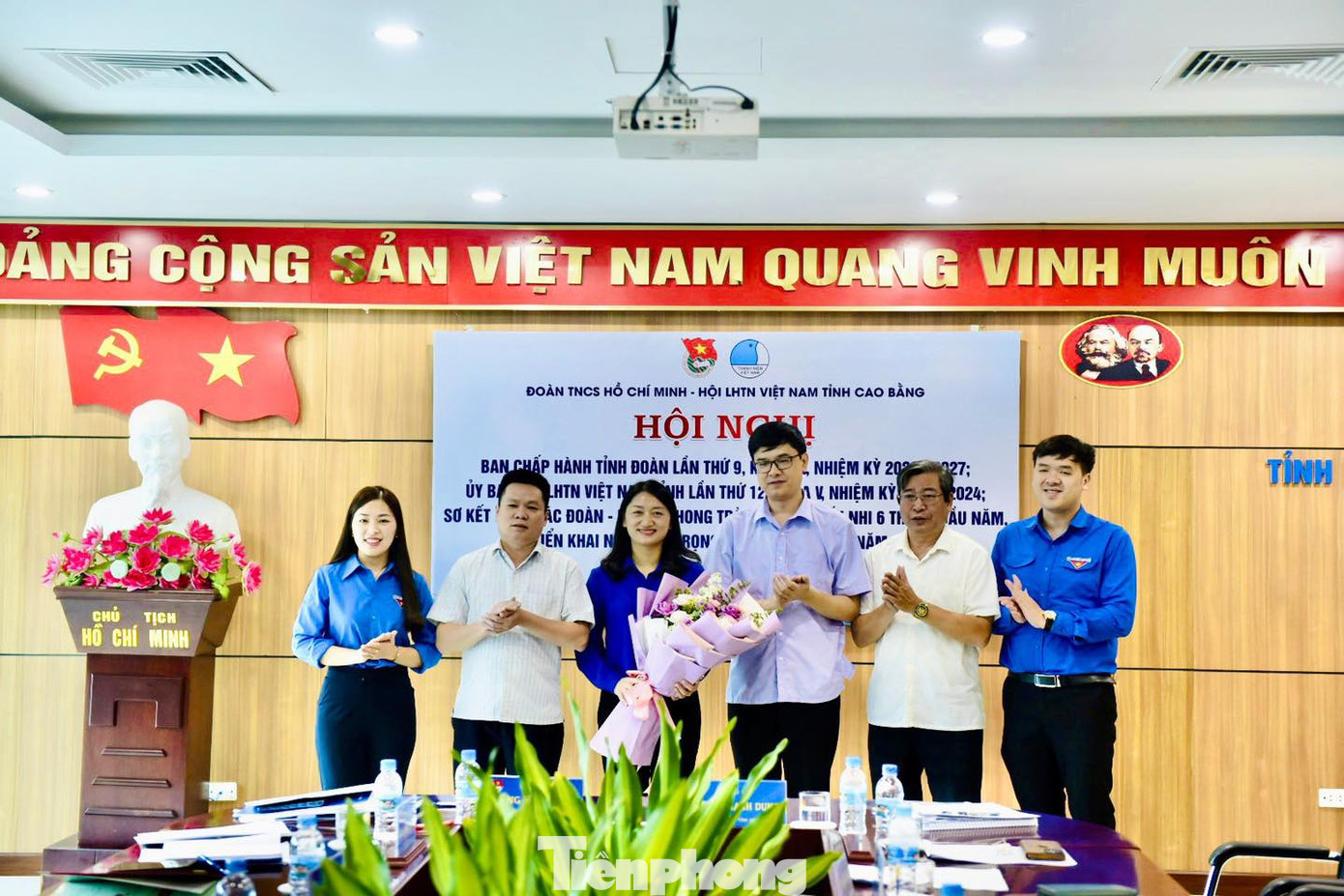 Chị Triệu Thanh Dung (giữa) nhận hoa chúc mừng của lãnh đạo các ban Đảng, Thường trực Tỉnh Đoàn Cao Bằng.