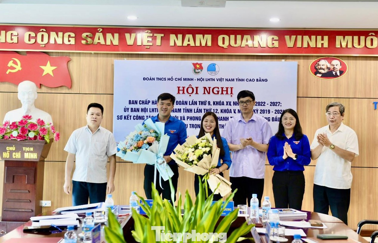 Anh Hà Ngọc Huy- Phó Bí thư Tỉnh Đoàn được bầu làm Phó Chủ tịch Hội LHTN Việt nam tỉnh và chị Nông Thị Nhung- Phó Bí thư Tỉnh Đoàn (giữa) giữ chức vụ Chủ tịch Hội đồng Đội tỉnh nhận hoa chúc mừng.