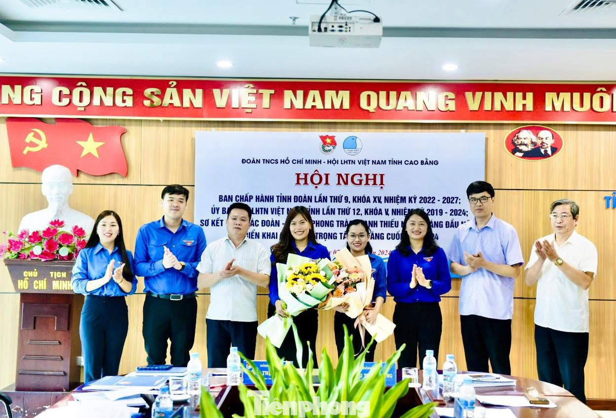 Hai tân Ủy viên Ban chấp hành Tỉnh Đoàn Cao Bằng khóa XV (giữa) nhận hoa chúc mừng.