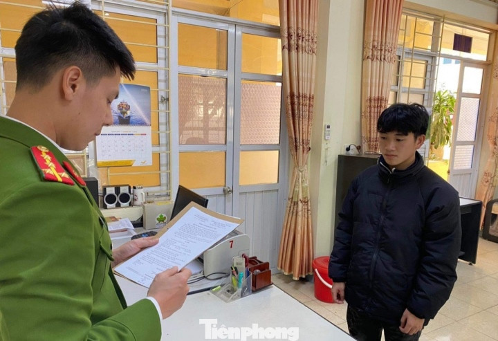 Đối tượng Hoàng hảo Đông (bìa phải) nghe đọc quyết định khởi tố bị can (ảnh do công an Cao Bằng cung cấp)