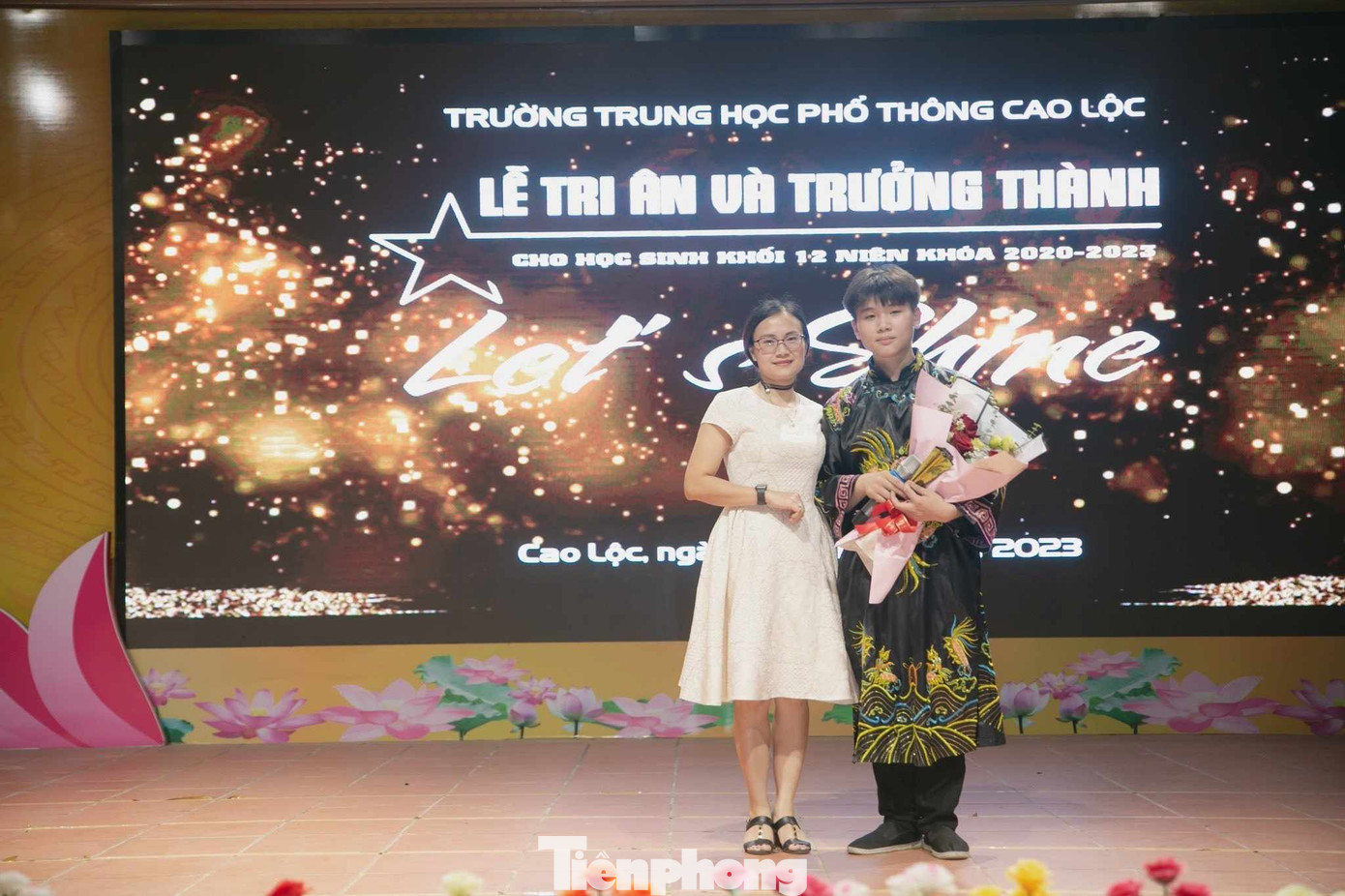 Cô Đặng Tiền Giang, Bí thư Đoàn Trường ghi nhận tinh thần xung kích của Đoàn viên Hoàng Thế Lâm Phong. Ảnh: Duy Chiến Cô Đặng Tiền Giang, Bí thư Đoàn Trường ghi nhận tinh thần xung kích của Đoàn viên Hoàng Thế Lâm Phong. Ảnh: Duy Chiến