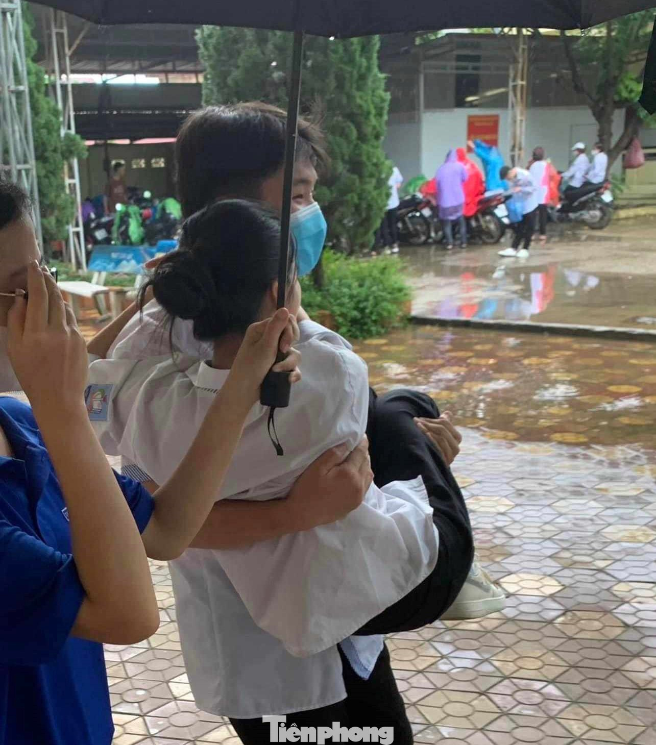Nam sinh Hoàng Thế Lâm Phong nhanh chóng bế bạn nữ đi cấp cứu. Ảnh: Duy Chiến Nam sinh Hoàng Thế Lâm Phong nhanh chóng bế bạn nữ đi cấp cứu. Ảnh: Duy Chiến