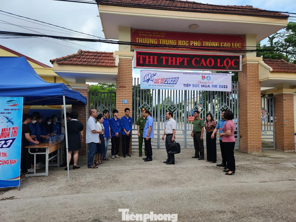 Đoàn công tác của tỉnh Lạng Sơn, huyện Cao Lộc kiểm tra công tác thi tại điểm trường THPT Cao Lộc. Ảnh: Duy Chiến Đoàn công tác của tỉnh Lạng Sơn, huyện Cao Lộc kiểm tra công tác thi tại điểm trường THPT Cao Lộc. Ảnh: Duy Chiến
