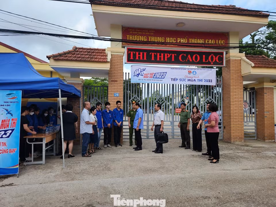 Đoàn công tác của tỉnh Lạng Sơn, huyện Cao Lộc kiểm tra công tác thi tại điểm trường THPT Cao Lộc. Ảnh: Duy Chiến Đoàn công tác của tỉnh Lạng Sơn, huyện Cao Lộc kiểm tra công tác thi tại điểm trường THPT Cao Lộc. Ảnh: Duy Chiến
