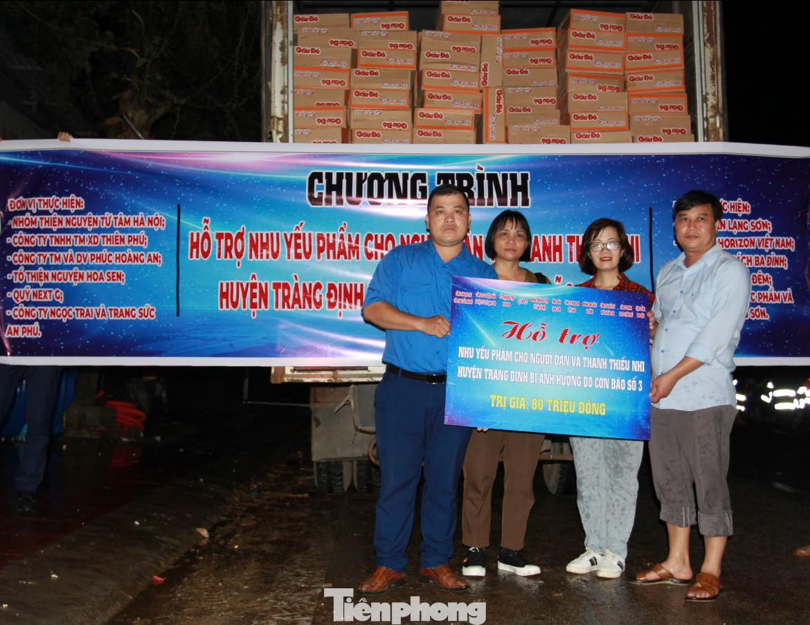 Tối 9/9, anh Lăng Văn Chí - Phó Bí thư Tỉnh Đoàn Lạng Sơn và đoàn thiện nguyện có mặt tại thị trấn Thất Khê, huyện Tràng Định trao những phần quà thiết thực đến người dân vùng lũ.