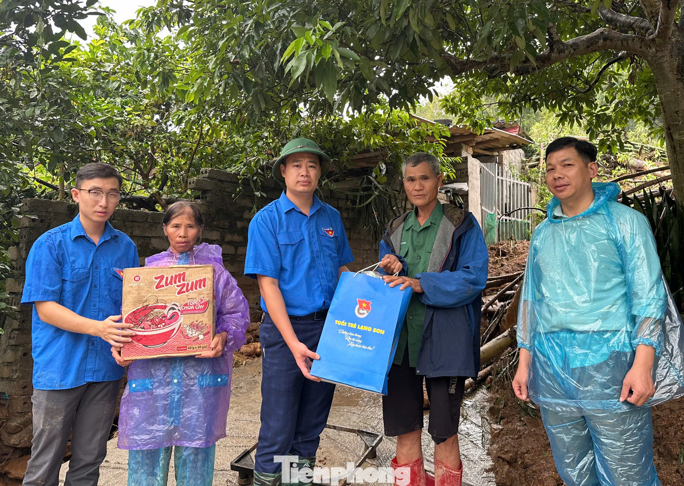 Cũng trong ngày 9/9, Thường trực Tỉnh Đoàn Lạng Sơn do anh Đoàn Thành Công - Phó Bí thư phụ trách Tỉnh Đoàn làm trưởng đoàn đã đến thăm, tặng quà động viên 2 gia đình bị sạt lở đất ở xã Lâm Sơn, huyện Chi Lăng.