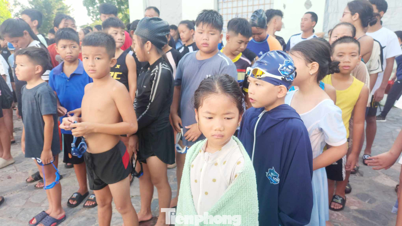 Đông đảo các VĐV nhí thuộc các lứa tuổi hào hứng tham gia giải bơi. Ảnh: Duy Chiến