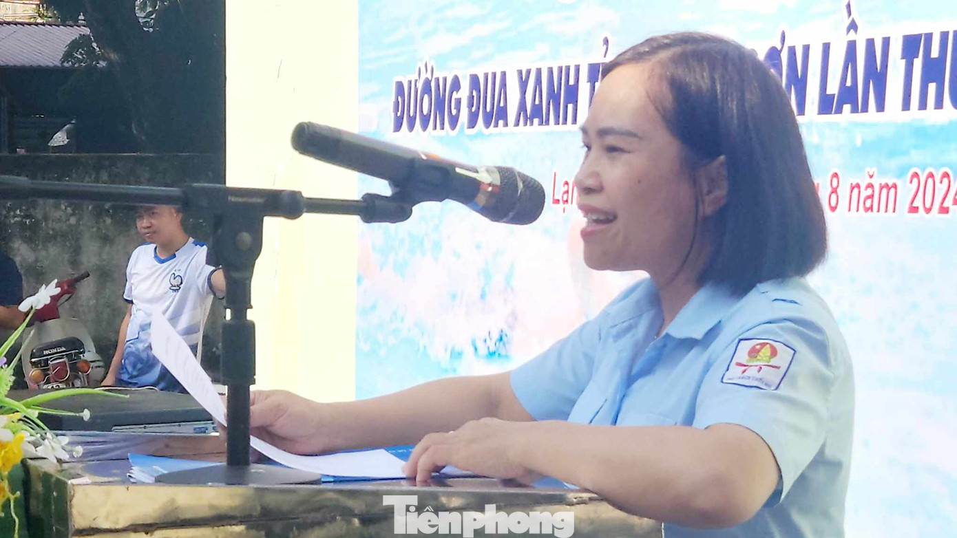 Chị Hoàng Thị Liễu - Phó Giám đốc Cung Thanh thiếu nhi tỉnh Lạng Sơn phát biểu khai mạc giải bơi. Ảnh: Duy Chiến
