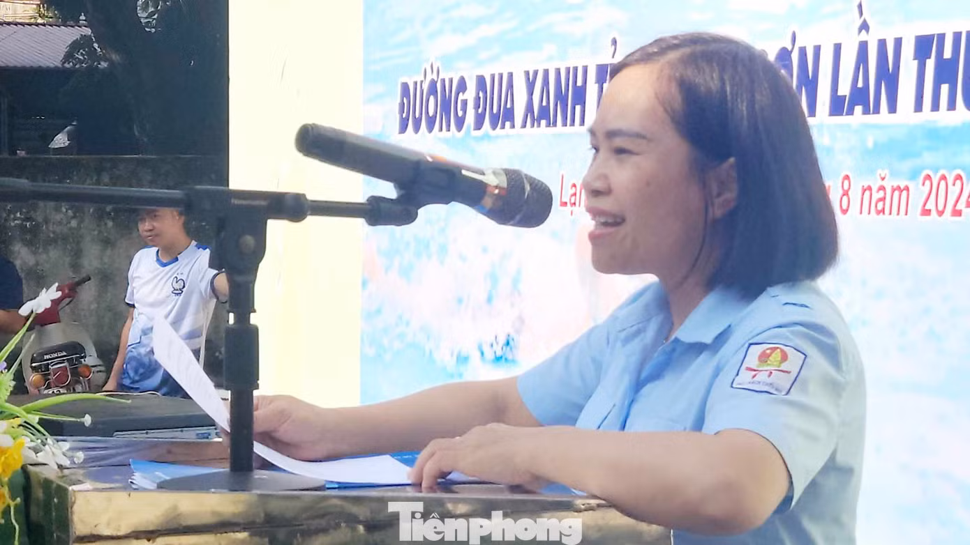 Chị Hoàng Thị Liễu - Phó Giám đốc Cung Thanh thiếu nhi tỉnh Lạng Sơn phát biểu khai mạc giải bơi. Ảnh: Duy Chiến
