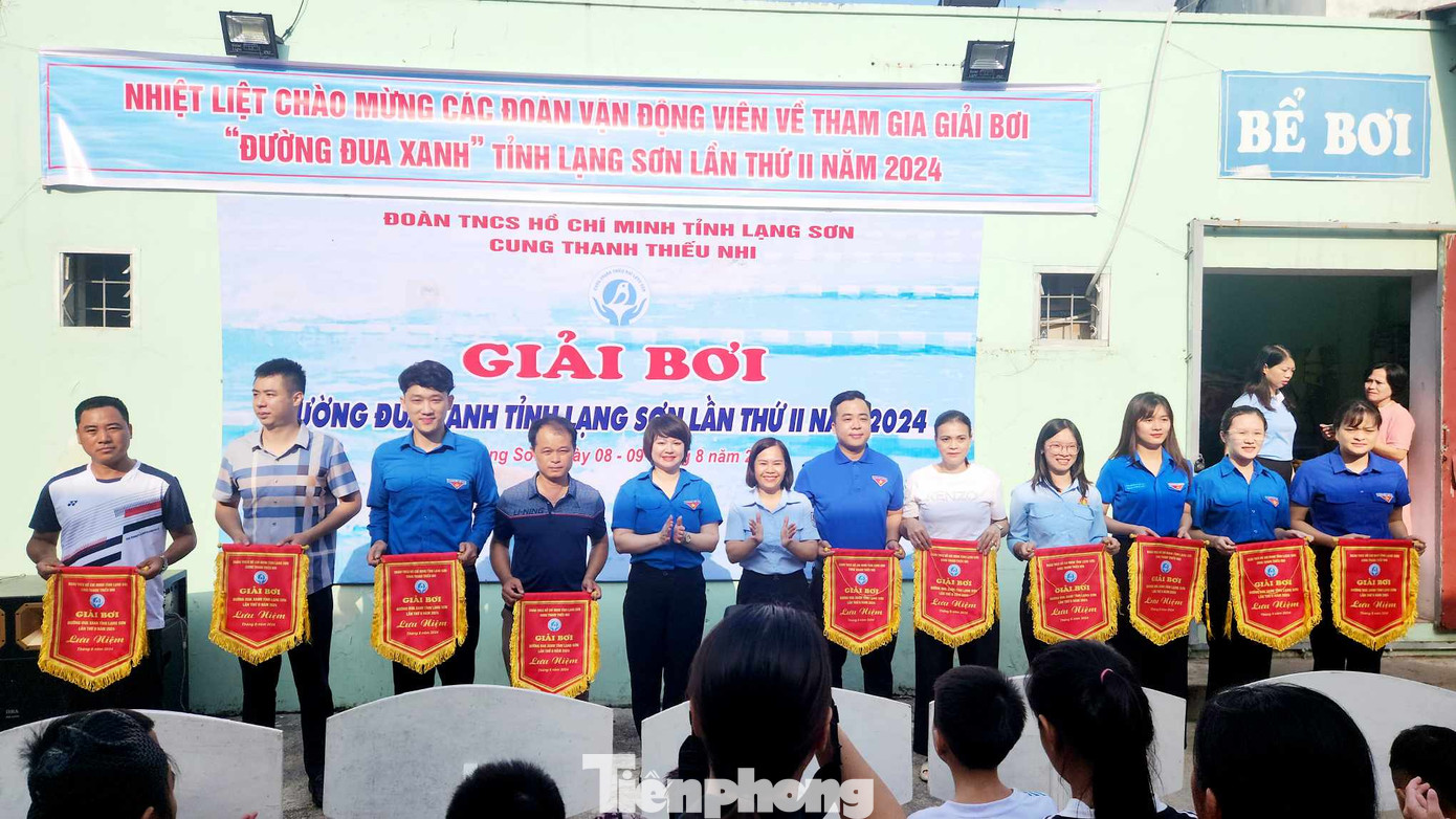 Trao cờ lưu niệm cho các đoàn tham gia giải bơi "Đường đua xanh" năm 2024. Ảnh: Duy Chiến