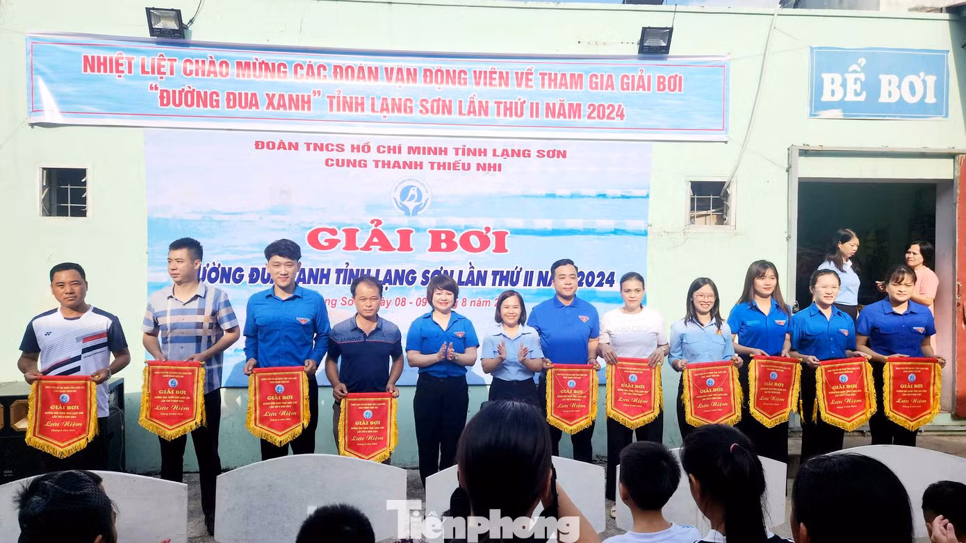 Trao cờ lưu niệm cho các đoàn tham gia giải bơi "Đường đua xanh" năm 2024. Ảnh: Duy Chiến