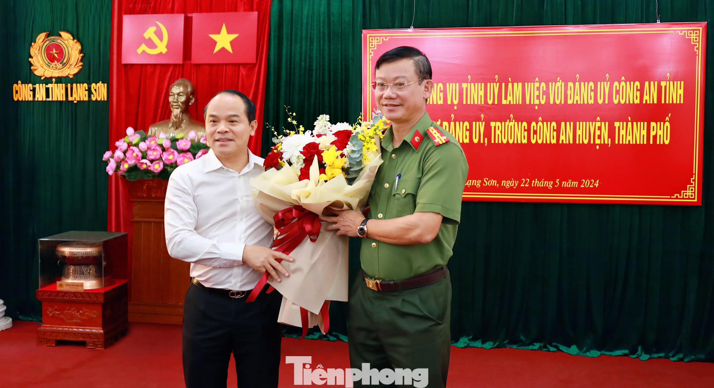 Đại tá Vũ Như Hà, Giám đốc Công an tỉnh Lạng Sơn (bìa phải) nhận hoa chúc mừng của lãnh đạo tỉnh Lạng Sơn. Đại tá Vũ Như Hà, Giám đốc Công an tỉnh Lạng Sơn (bìa phải) nhận hoa chúc mừng của lãnh đạo tỉnh Lạng Sơn.