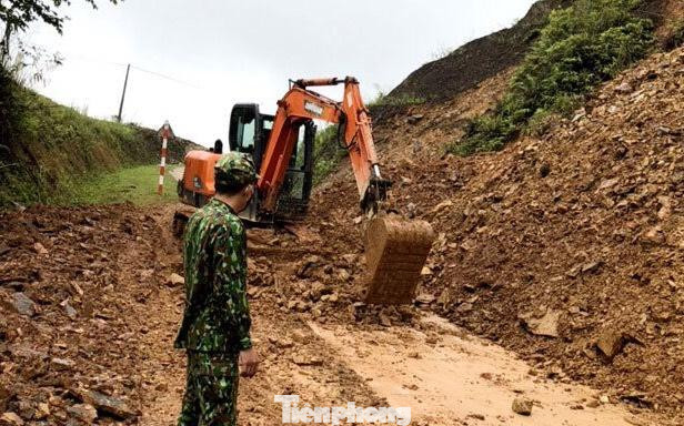 Lực lượng Biên phòng Lạng Sơn tham gia công việc khắc phục sự cố sạt lở đất -Ảnh: Đ.Q