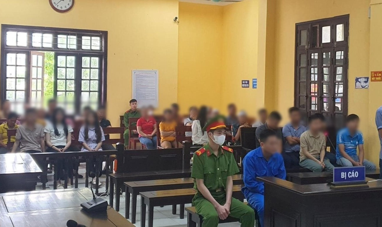 Bị cáo Lăng Việt Chung (giữa, hàng đầu) ra tòa lĩnh án. Ảnh: C.L