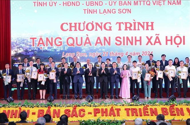 Trao giấy phép, chủ trương đầu tư trên địa bàn tỉnh Lạng Sơn. Ảnh: TTXVN
