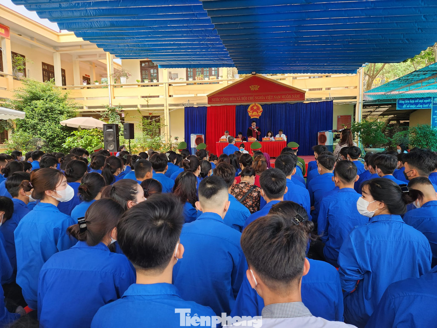 Hàng trăm học sinh Trung tâm GDNN-GDTX huyện Cao Lộc tham dự phiên tòa. Ảnh: Duy Chiến Hàng trăm học sinh Trung tâm GDNN-GDTX huyện Cao Lộc tham dự phiên tòa. Ảnh: Duy Chiến
