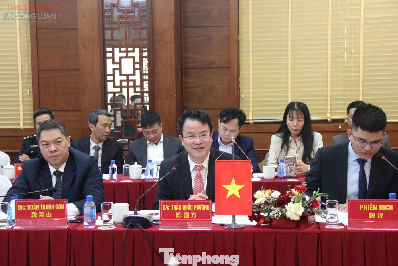 Thứ trưởng Bộ KH-ĐT Trần Quốc Phương (giữa) mong muốn sự hợp tác giữa hai bên Việt Nam - Trung Quốc bền chặt, hiệu quả. Thứ trưởng Bộ KH-ĐT Trần Quốc Phương (giữa) mong muốn sự hợp tác giữa hai bên Việt Nam - Trung Quốc bền chặt, hiệu quả.