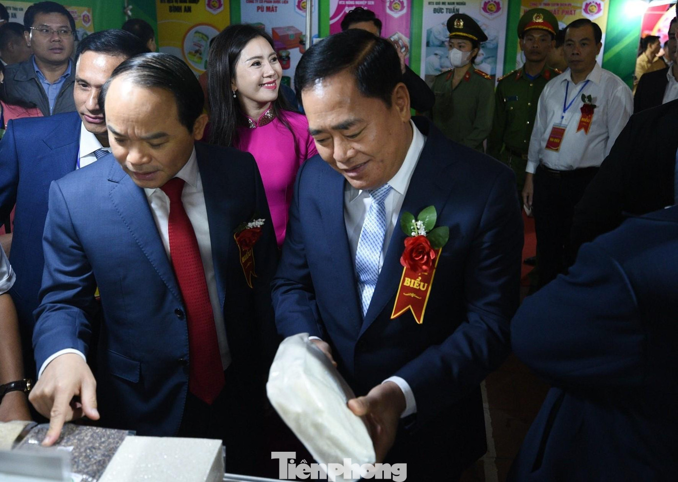 Lãnh đạo tỉnh Lạng Sơn thăm quan các gian hàng tại Hội chợ (ảnh: TL).