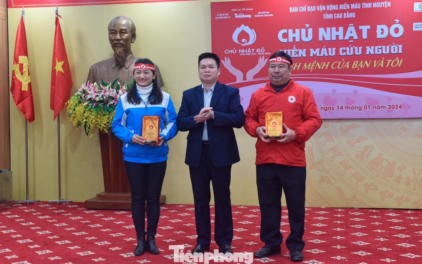 Trao cúp lưu niệm cho các đơn vị đồng hành tổ chức. Trao cúp lưu niệm cho các đơn vị đồng hành tổ chức.