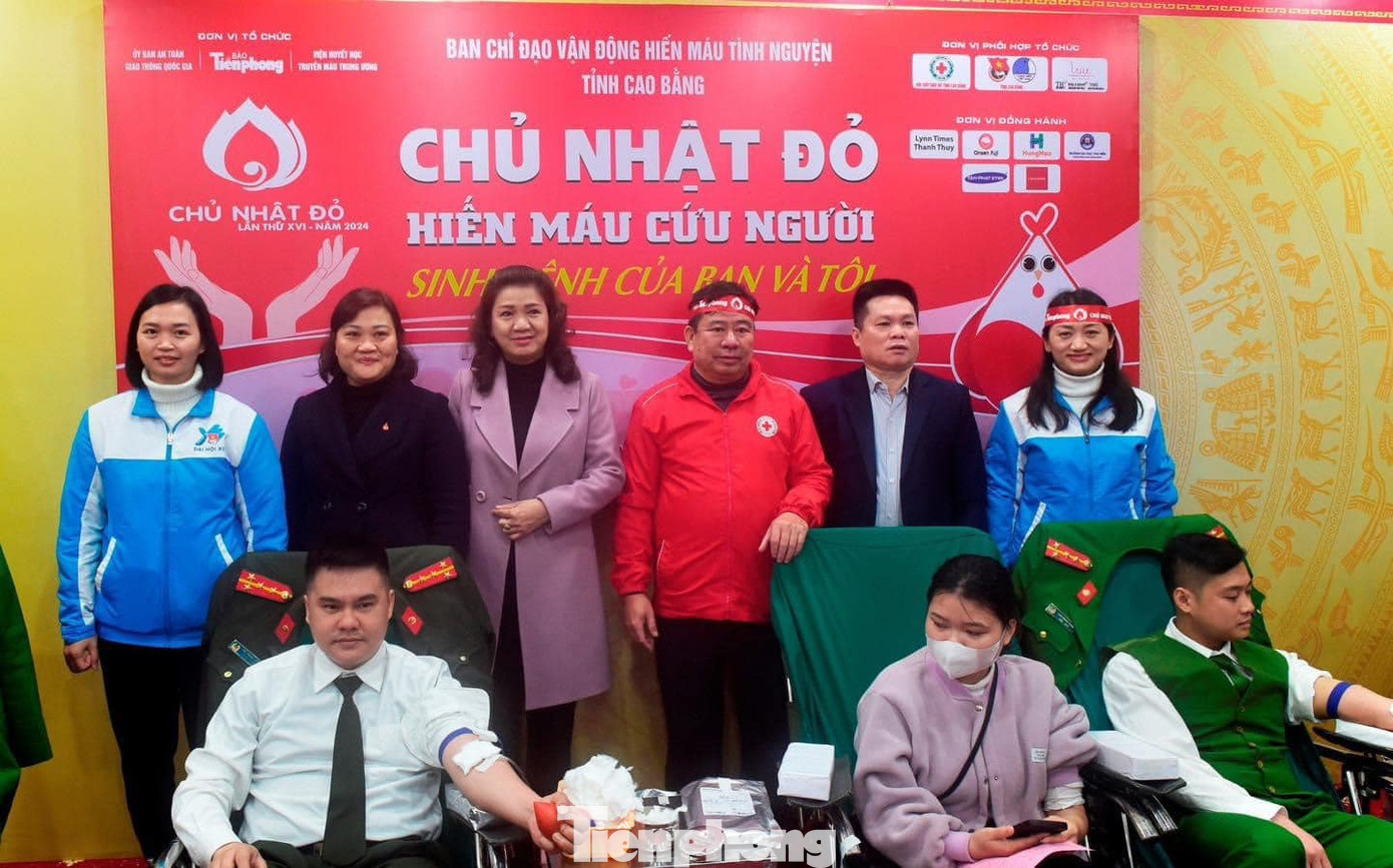 Động viên người hiến máu. Động viên người hiến máu.