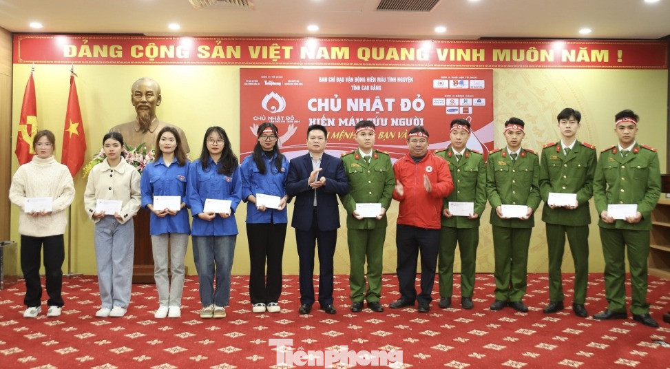 Tặng quà cho các Đoàn viên, thanh niên, tình nguyện viên có hoàn cảnh khó khăn tham gia nhiệt tình công tác hiến máu tình nguyện. Tặng quà cho các Đoàn viên, thanh niên, tình nguyện viên có hoàn cảnh khó khăn tham gia nhiệt tình công tác hiến máu tình nguyện.