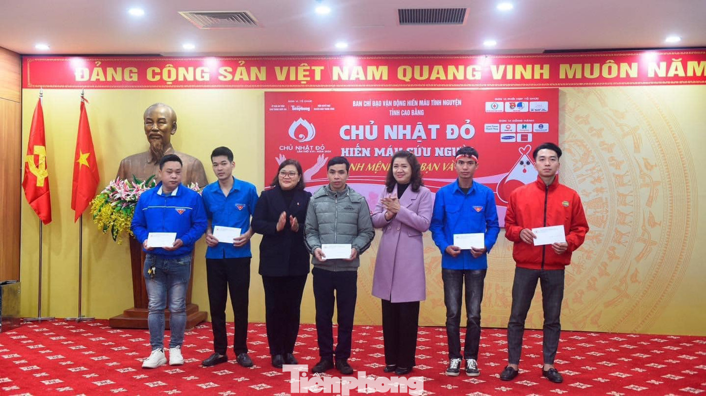 Tuyên dương các đoàn viên, thanh niên tích cực hiến máu cứu người. Tuyên dương các đoàn viên, thanh niên tích cực hiến máu cứu người.